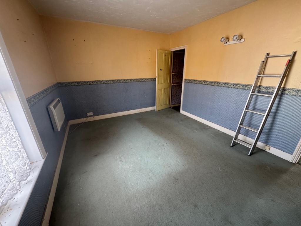 Lot: 62 - END-TERRACE HOUSE FOR REFURBISHMENT - Bedroom 1